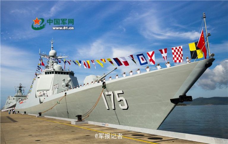 中国“三连击”回敬南海仲裁 同日列装两艘新舰