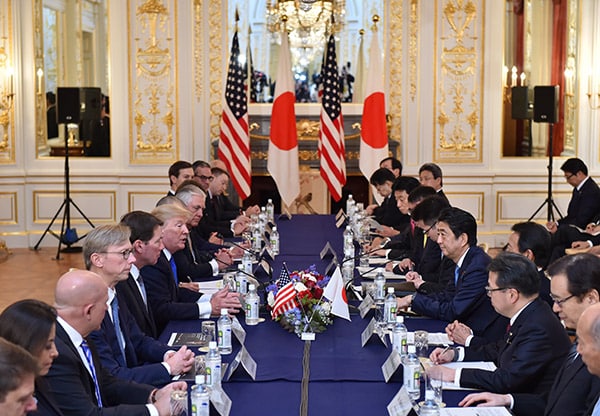(国际)日首相安倍晋三与美总统特朗普举行会谈