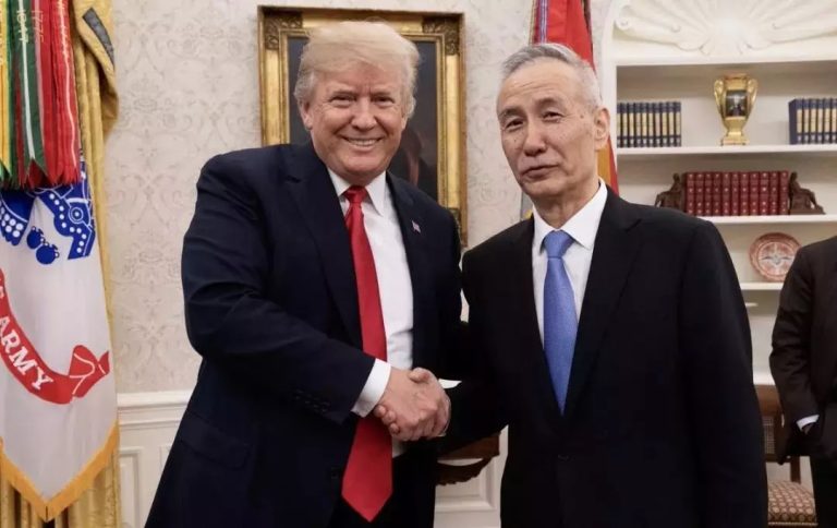 特朗普突然会见刘鹤，这些不经意的细节，传递了三个清晰信号！