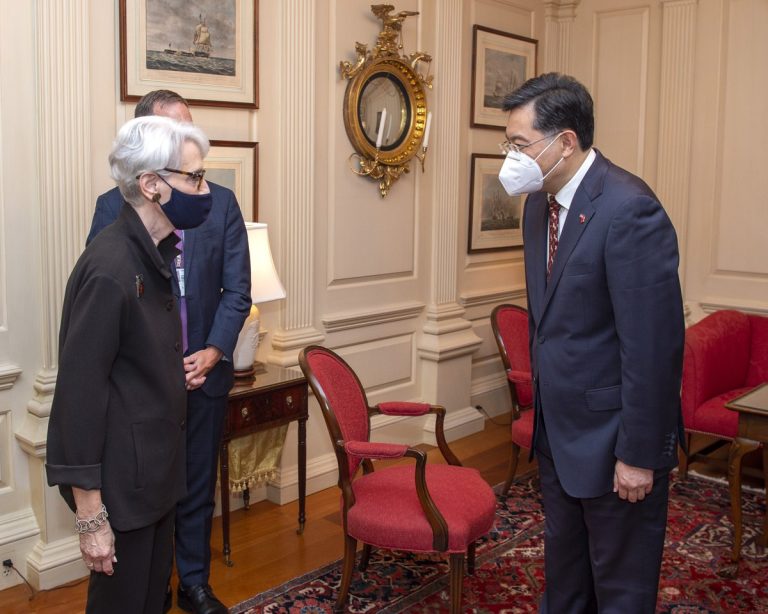 美国副国务卿谢尔曼会见中国新任驻美大使秦刚，首次活动传递什么信号