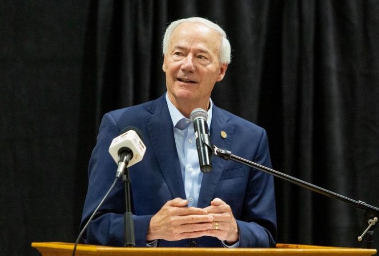 美国共和党籍前州长宣布参选明年总统选举，还劝特朗普别选了